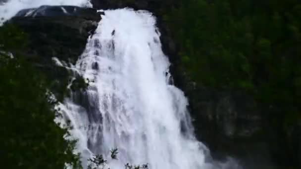 Waterval op de rivier van de berg in de zomer — Stockvideo