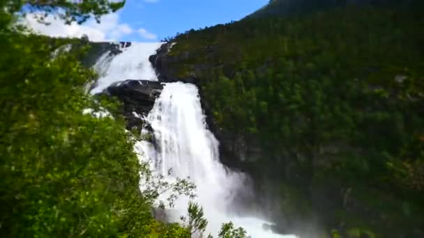 Vattenfall på berg flod i sommar — Stockvideo