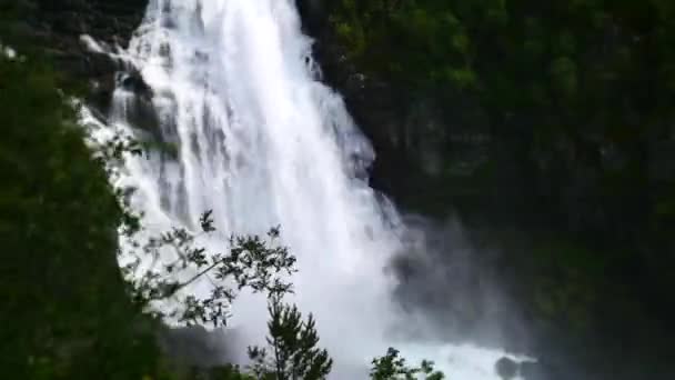 Cachoeira no rio da montanha no verão — Vídeo de Stock