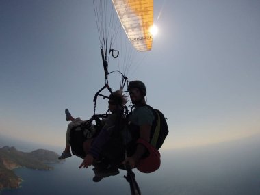 Laguna yamaç paraşütü tandem yukarıda gökyüzünde uçmak