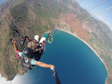 Laguna yamaç paraşütü tandem yukarıda gökyüzünde uçmak
