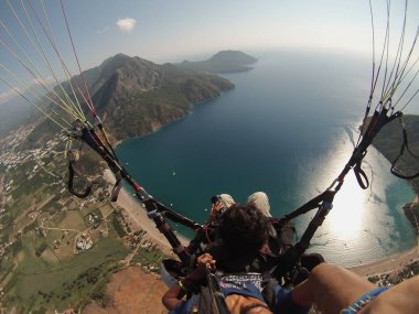 Laguna yamaç paraşütü tandem yukarıda gökyüzünde uçmak