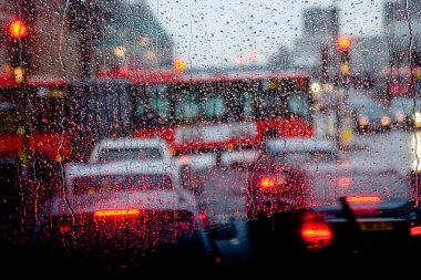 Londra görünümünde kırmızı otobüs pencereden yağmur specked yağmur