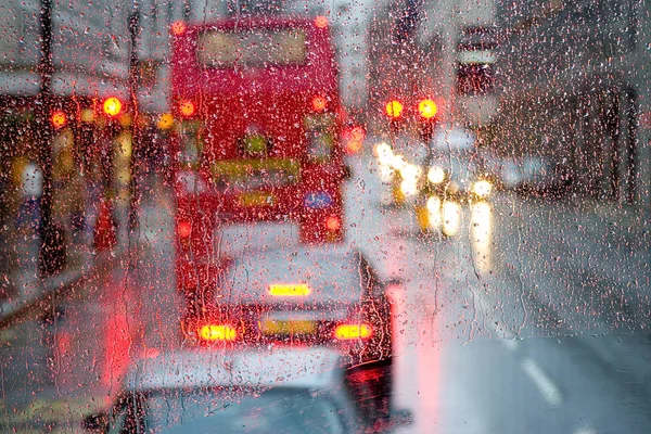 雨在伦敦红色巴士通过多雨斑点窗口视图 — 图库照片