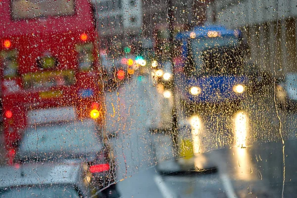 Regn i London se till röd buss genom regn-specked fönster — Stockfoto