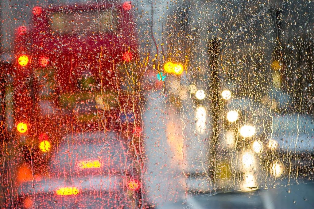 雨雨斑点のある窓から赤バスにロンドン ビュー — ストック写真 © shamano 144865295