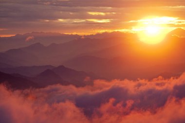 Dağ Vadisi Himalaya Dağları'nda yukarıda turuncu günbatımı