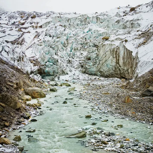 강 Ganga 파노라마의 산 얼음 빙하 Gomukh 소스 — 스톡 사진