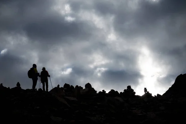 Силуэт людей идут в Долма Ла перевал Гималаев горы Кайлас Ятра — стоковое фото