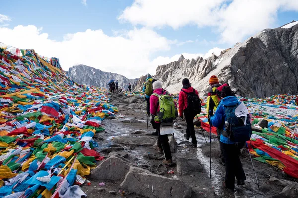 As pessoas vão para Dolma La pass Himalaia montanha Kailas yatra — Fotografia de Stock