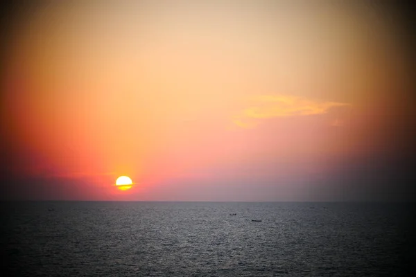 Bougainvillea och Orange solnedgången över havet Kerala — Stockfoto