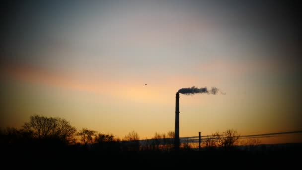 Zeitraffer-Himmel bei Sonnenaufgang und bewegte Wolken Kraftwerkspfeife mit Rauch Lettland — Stockvideo