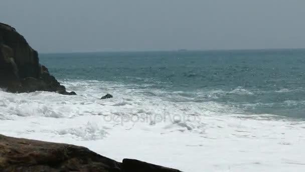 Costa del océano con olas y rocas — Vídeos de Stock