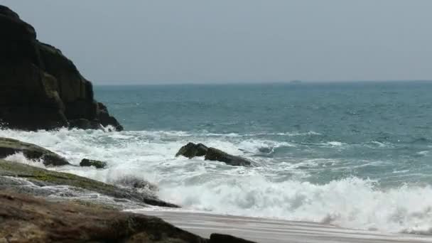 Costa del océano con olas y rocas — Vídeo de stock