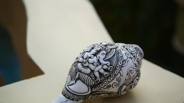Seashell para la música con escultura Ganesh y palmeras — Vídeos de Stock