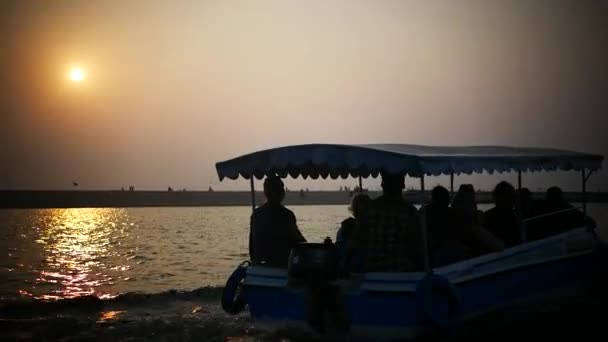Čas západu slunce zapadákov lodí v Indii — Stock video