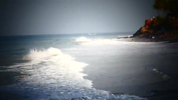 Costa del océano con olas y rocas — Vídeo de stock