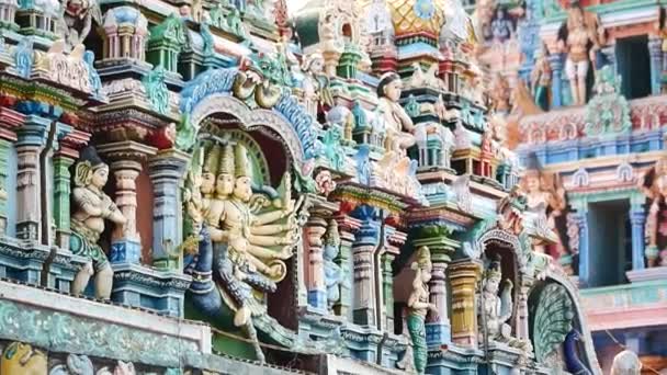 Sculptuur op voorzijde Hindu tempel in Kerala — Stockvideo