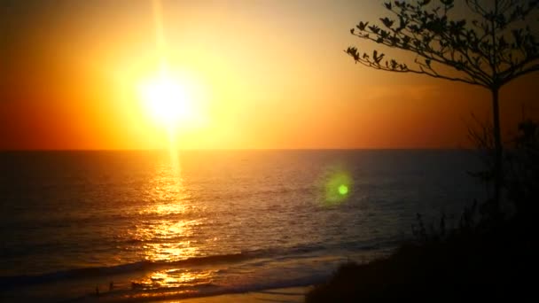 Оранжевый закат над океаном — стоковое видео