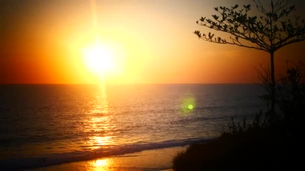 Naranja puesta de sol sobre el océano — Vídeo de stock