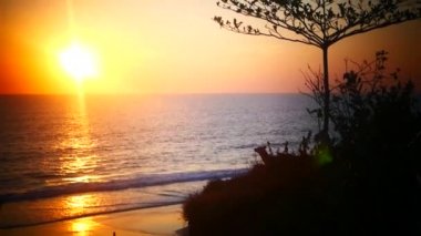 Turuncu günbatımı okyanus yukarıda