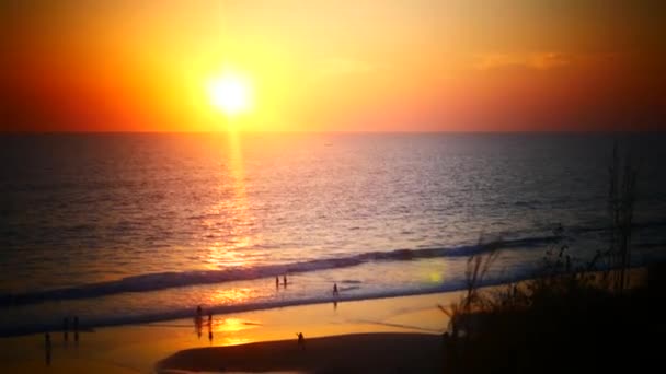 Coucher de soleil orange au-dessus de l'océan — Video