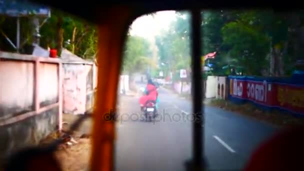 Indian street från fönstret i bussen Kerala Indien Timelapse — Stockvideo