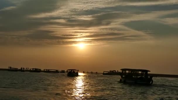 Boot zonsondergang tijd opstuwing in India — Stockvideo