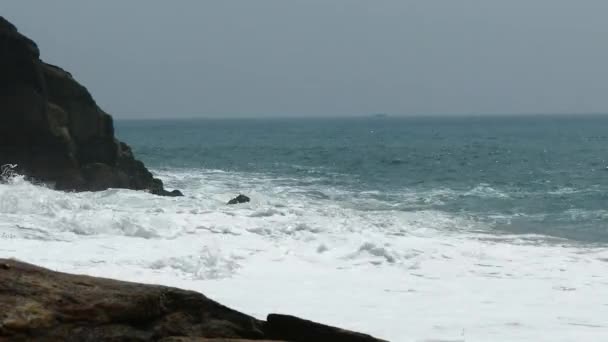 Côte océanique avec vagues et rochers 