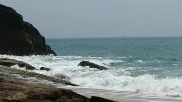 Costa del océano con olas y rocas — Vídeo de stock