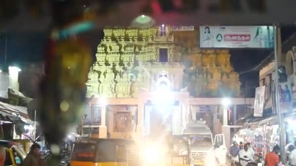 Natt vägen till templet Indian street från fönstret i bussen Kerala Indien — Stockvideo