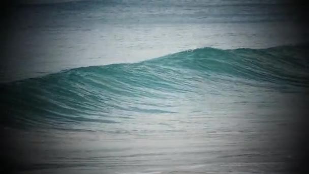 Costa del océano con olas y rocas — Vídeos de Stock