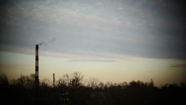 Günbatımı zaman atlamalı gökyüzü ve hareketli bulutlar santral boru duman Letonya 4k ile — Stok video