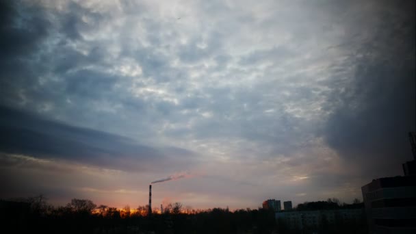 Sunrise Time Lapse Sky e nuvole in movimento Centrale elettrica pipe con fumo Lettonia 4K — Video Stock