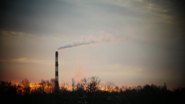 Východ slunce čas zanikla oblohy a pohybující mraky elektrárna potrubí s kouře Lotyšsko 4k — Stock video