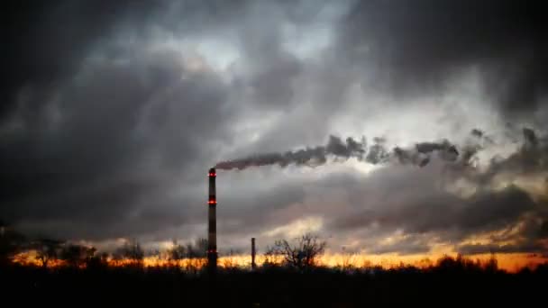 Sunrise-Time Lapse Sky en bewegende wolken elektriciteitscentrale pijp met rook Letland — Stockvideo