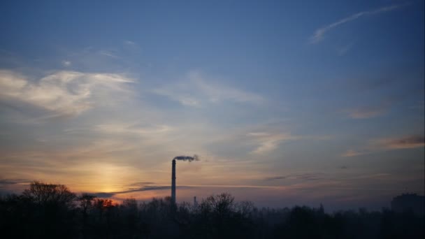 Sunrise Time Lapse Sky e nuvole in movimento Centrale elettrica pipe con fumo Lettonia 4K — Video Stock