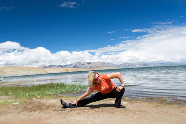 Yoga perto de Mount Kailash Himalaia intervalo Tibete Kailas yatra — Fotografia de Stock