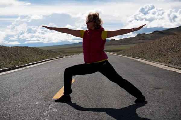 Yoga perto de Mount Kailash Himalaia intervalo Tibete Kailas yatra — Fotografia de Stock