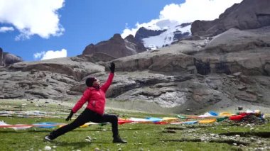 Yoga asana Mount Kailash Himalayalar yakınındaki Tibet Kailas yatra aralığı