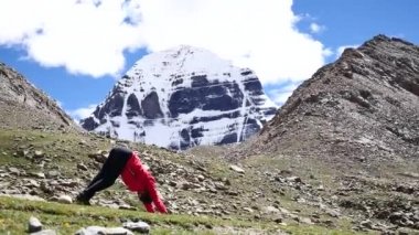 Yoga asana Mount Kailash Himalayalar yakınındaki Tibet Kailas yatra aralığı
