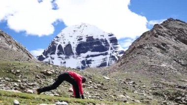 Yoga asana Mount Kailash Himalayalar yakınındaki Tibet Kailas yatra aralığı