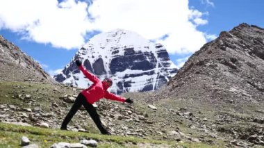 Yoga asana Mount Kailash Himalayalar yakınındaki Tibet Kailas yatra aralığı