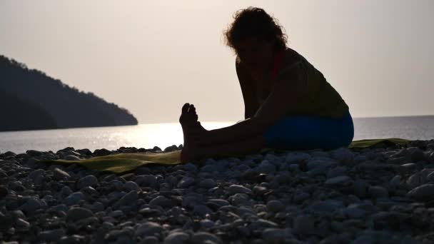 Yoga auf See und Gebirgstruthahn — Stockvideo