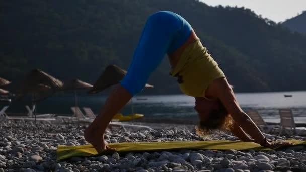 Yoga ao custo do mar e montanha Turquia — Vídeo de Stock