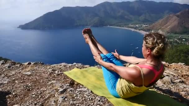 Yoga på havet kostnad och mountain Turkiet — Stockvideo