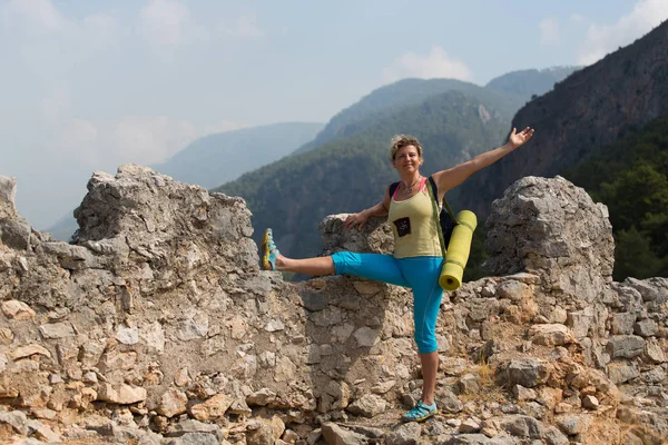 Yoga auf See und Gebirgstruthahn — Stockfoto