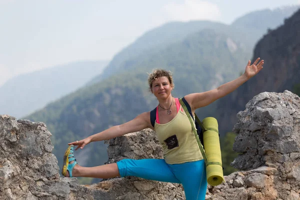 Yoga auf See und Gebirgstruthahn — Stockfoto