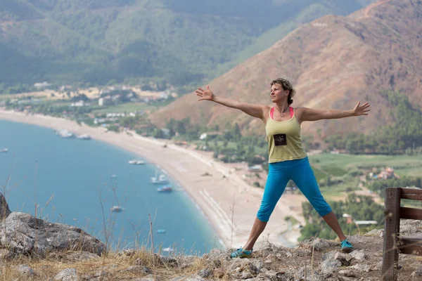 Yoga ao custo do mar e montanha Turquia — Fotografia de Stock