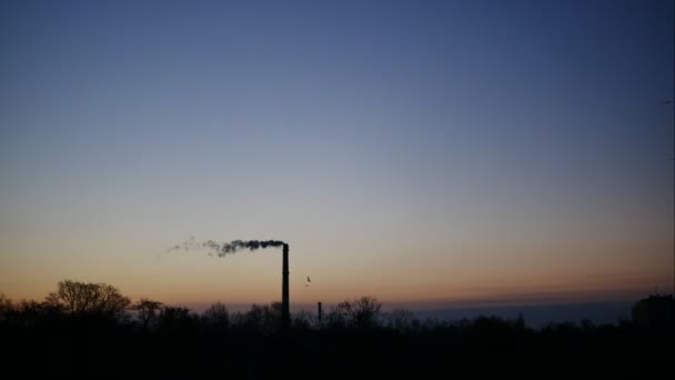 Sunrise Time Lapse Cielo y nubes móviles Tubo de la central eléctrica con humo Letonia 4K — Vídeo de stock